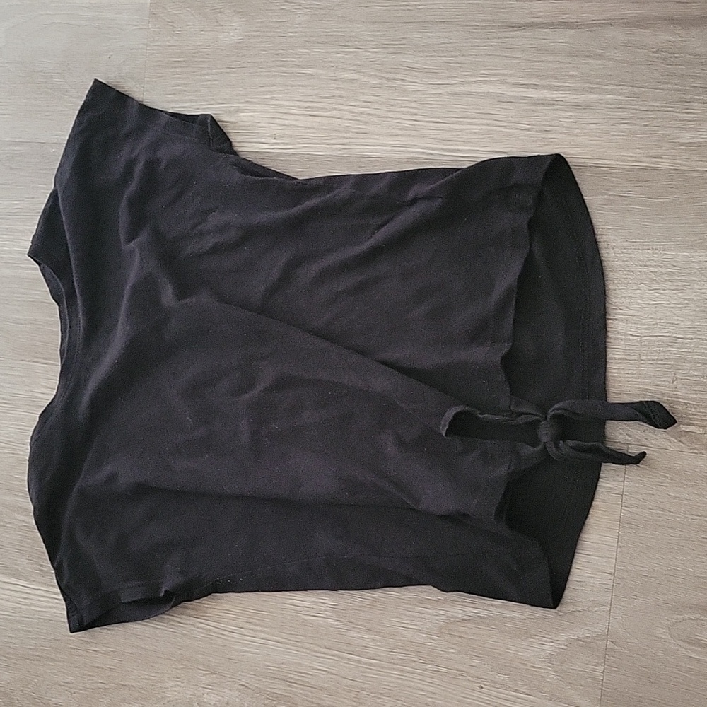 Girls black t-shirt. Brand=childrens place. Size=7-8. Color=black